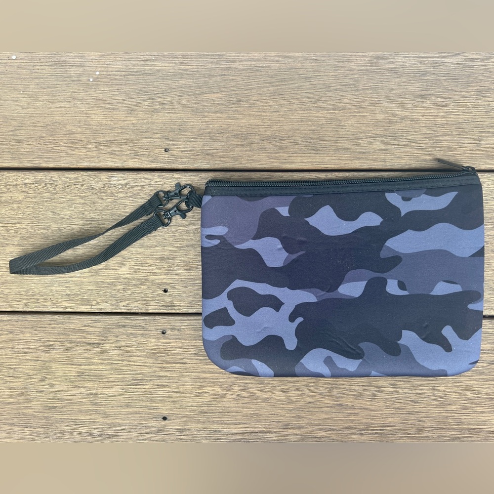 Haute Shore neoprene large wristlet NWOT in blue camo.